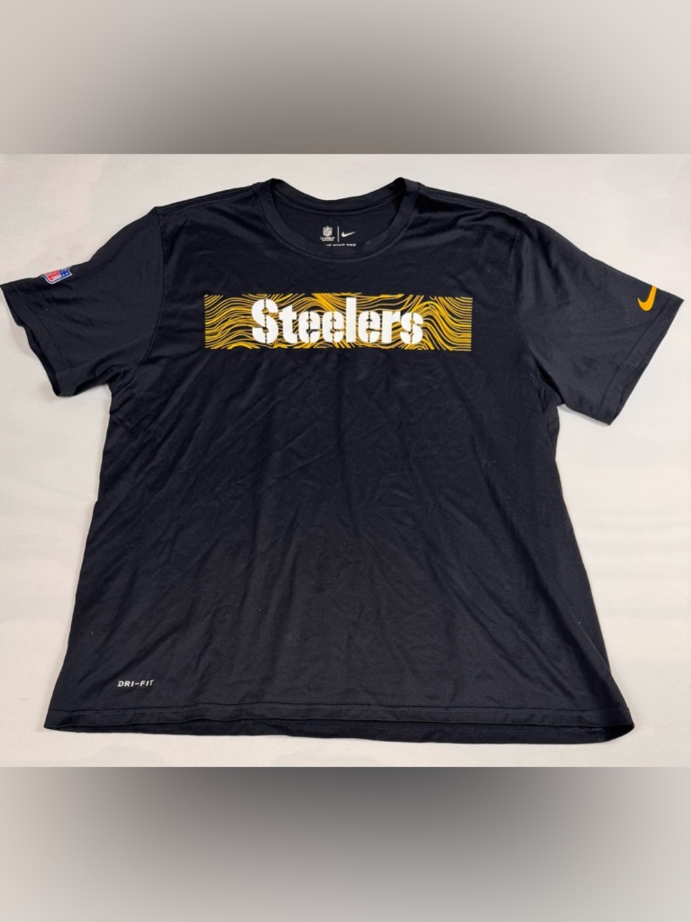 The Nike Tee Dri-Fit Onfield Short Sleeve Pittsburg Steelers Tee Black Men’s XXL